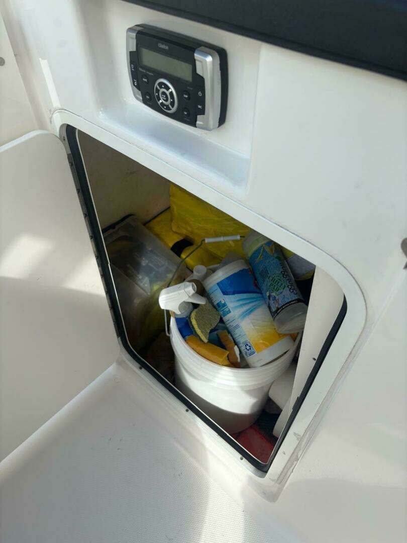 2021 Robalo R247 Dual Console - Image 12