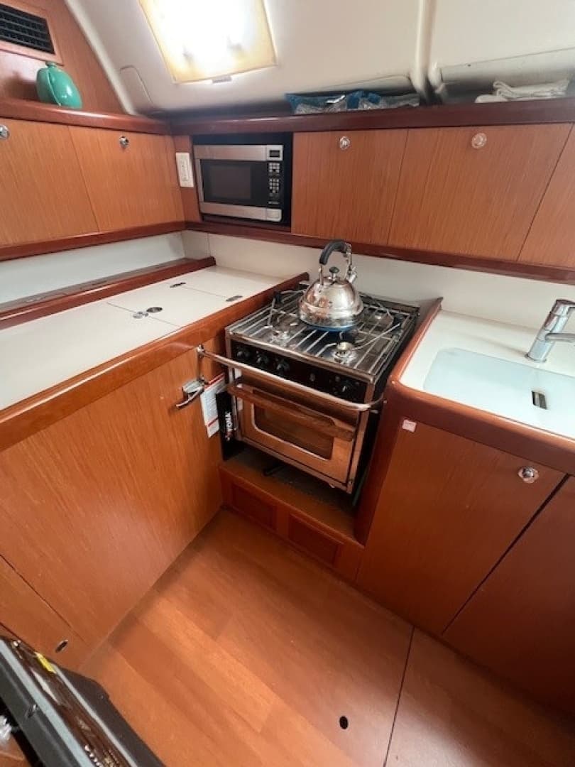 2009 Beneteau Oceanis 43 - Image 32