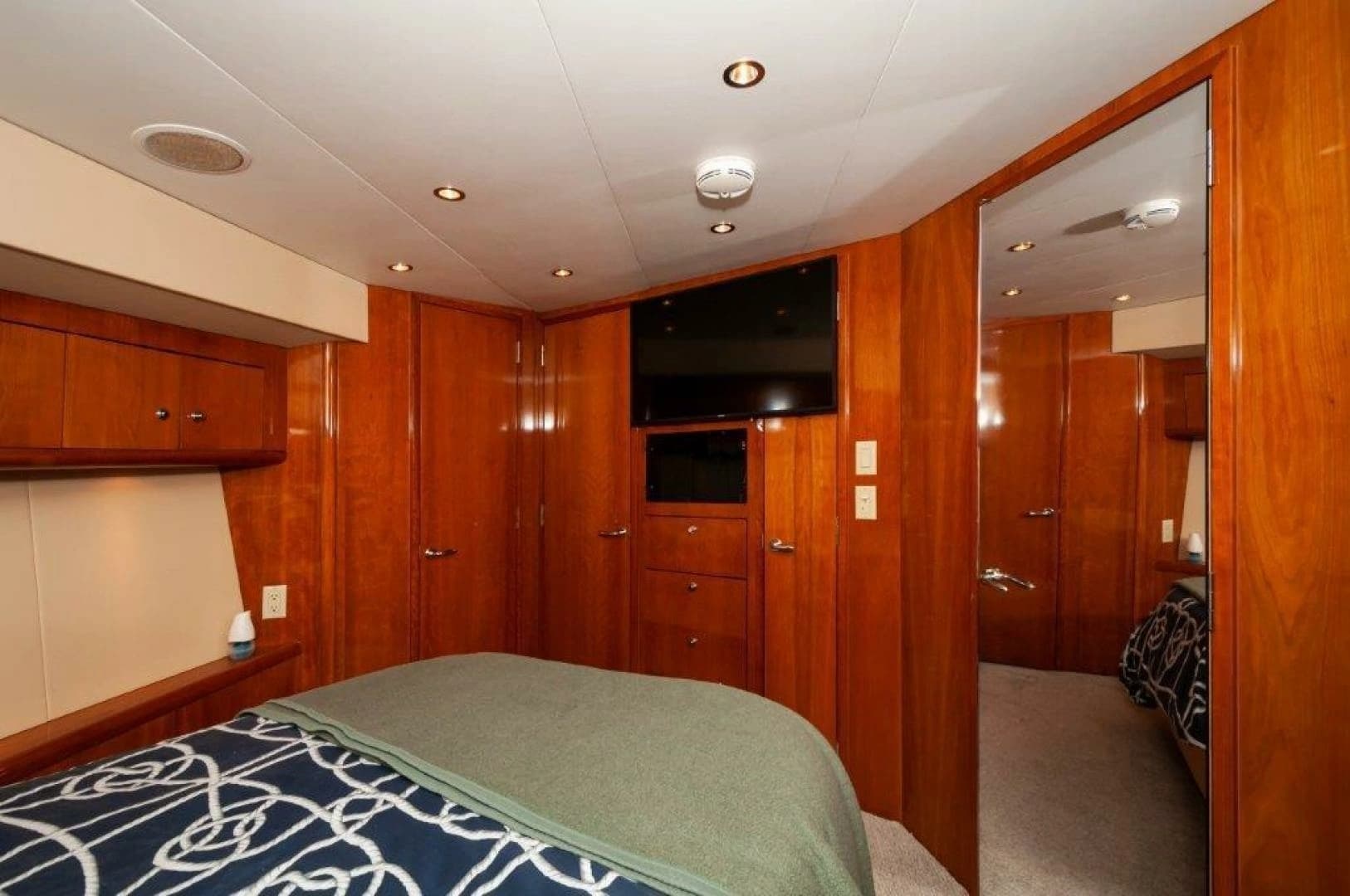 2002 Hatteras 65 Enclosed Bridge - Image 10