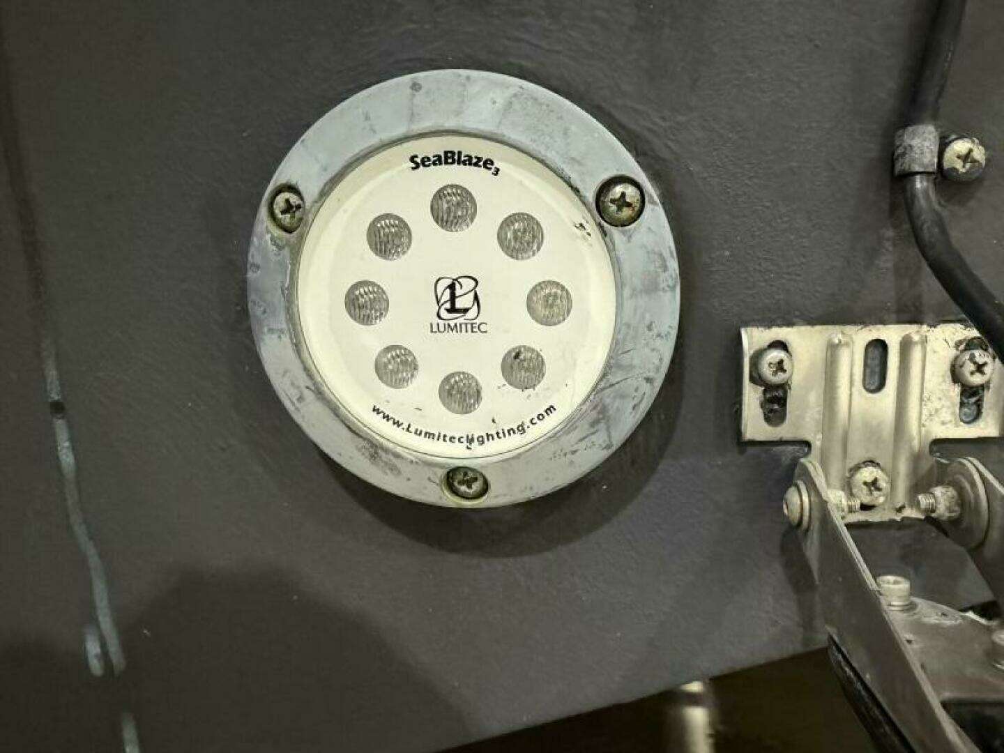 2016 Everglades 230 Center Console - Image 7