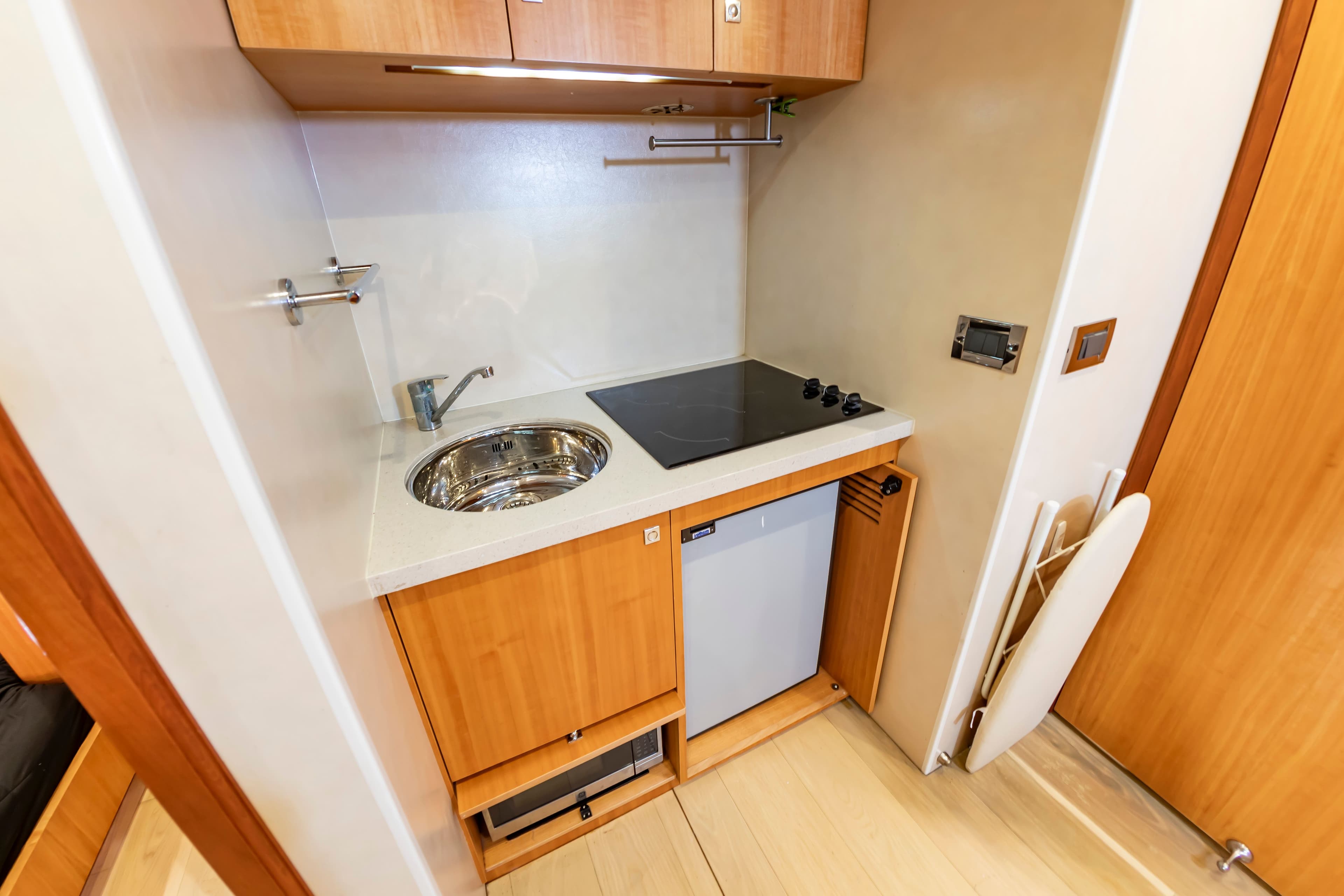 2017 Johnson 93 Flybridge - 91
