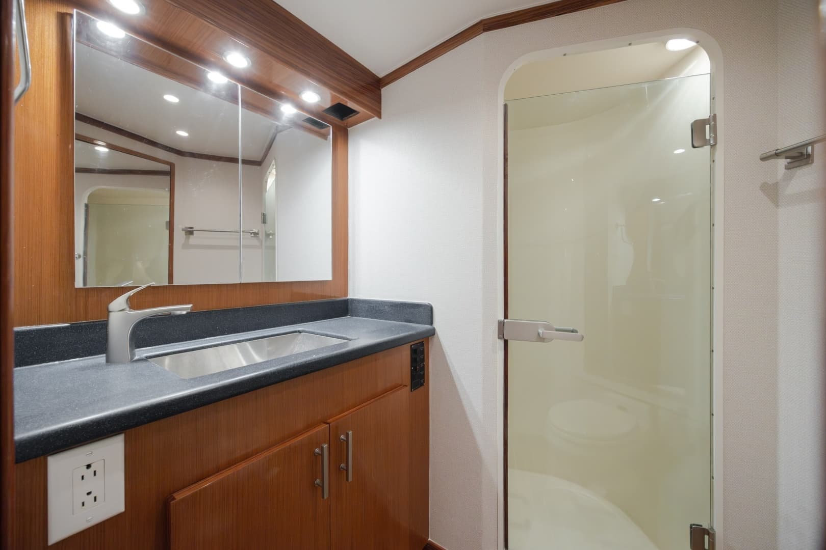 2000 Viking 55 Convertible - Image 37