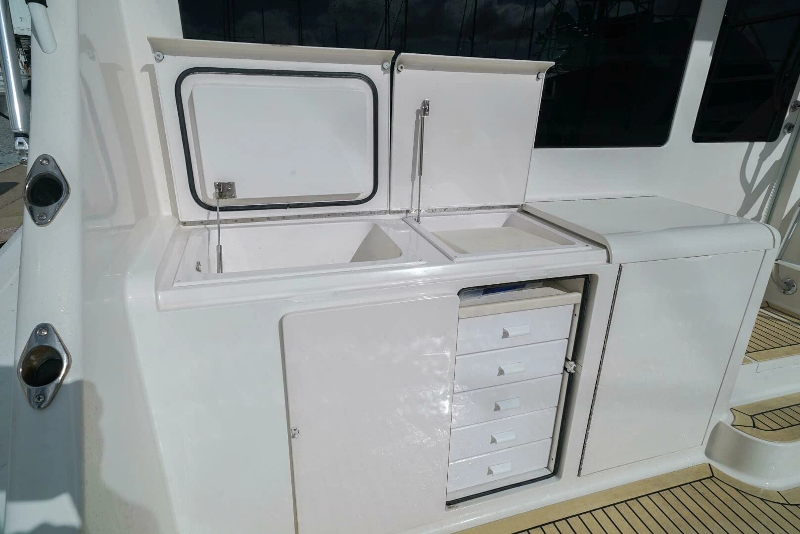 2007 Viking 45 Convertible - Image 27