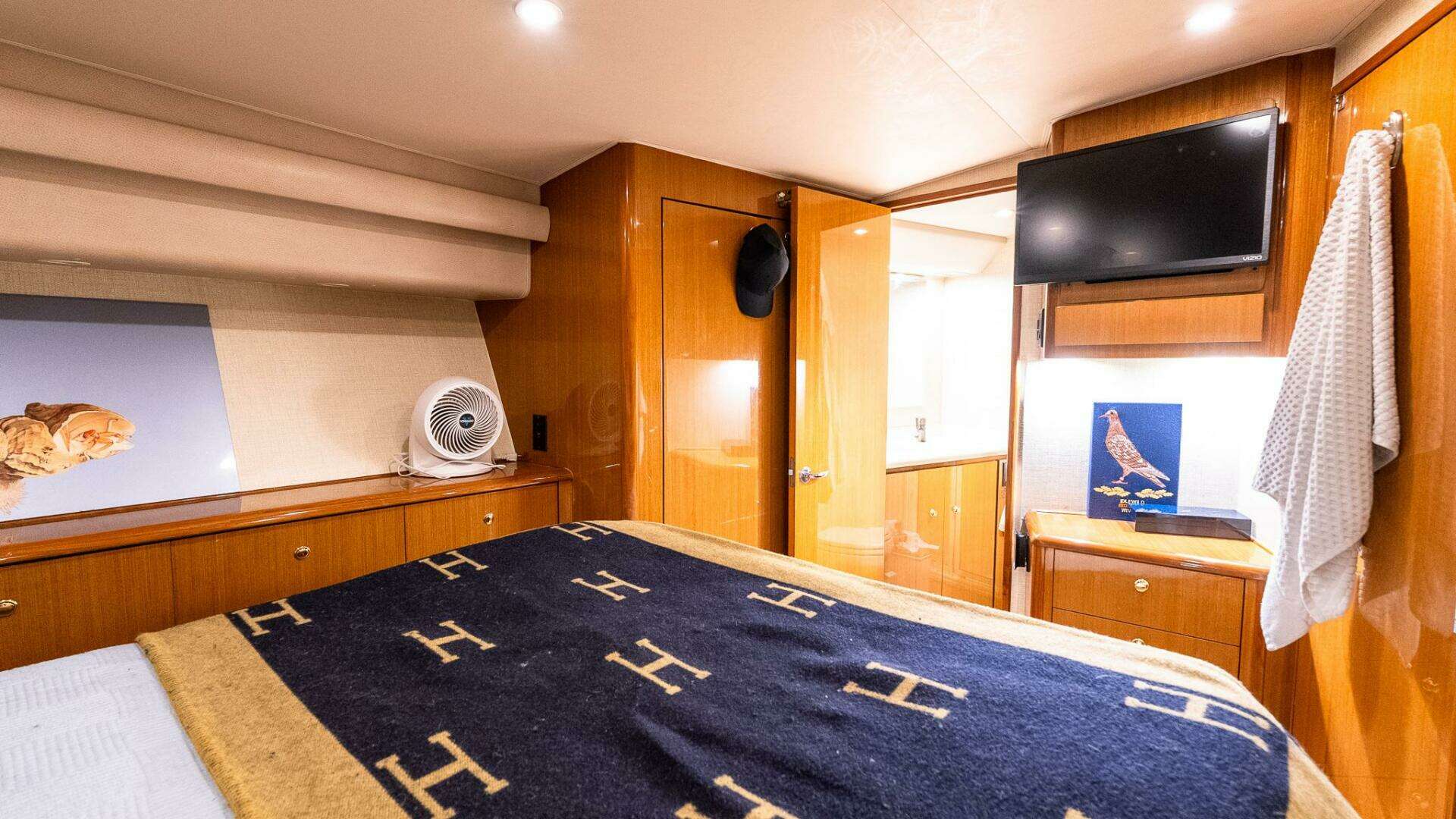 2002 Viking 52 Convertible - Image 32