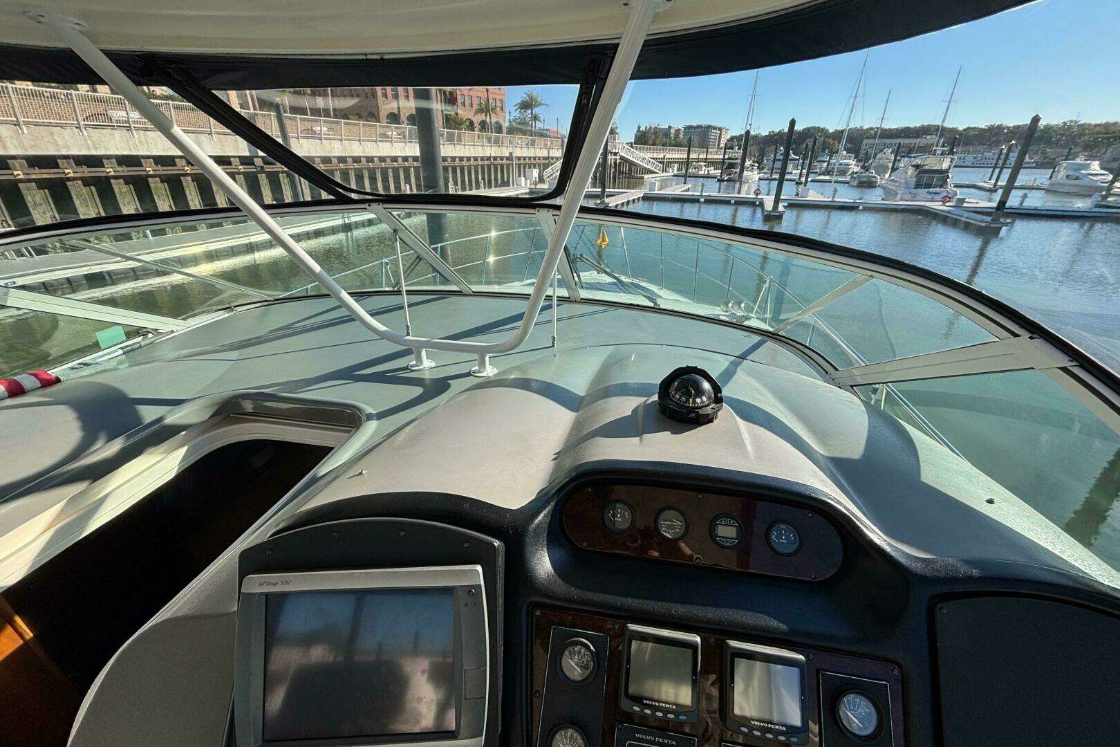 2005 Cruisers Yachts 455 Express Motor Yacht - Image 8
