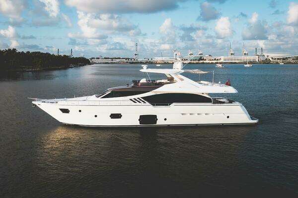 2014 Ferretti Yachts 870