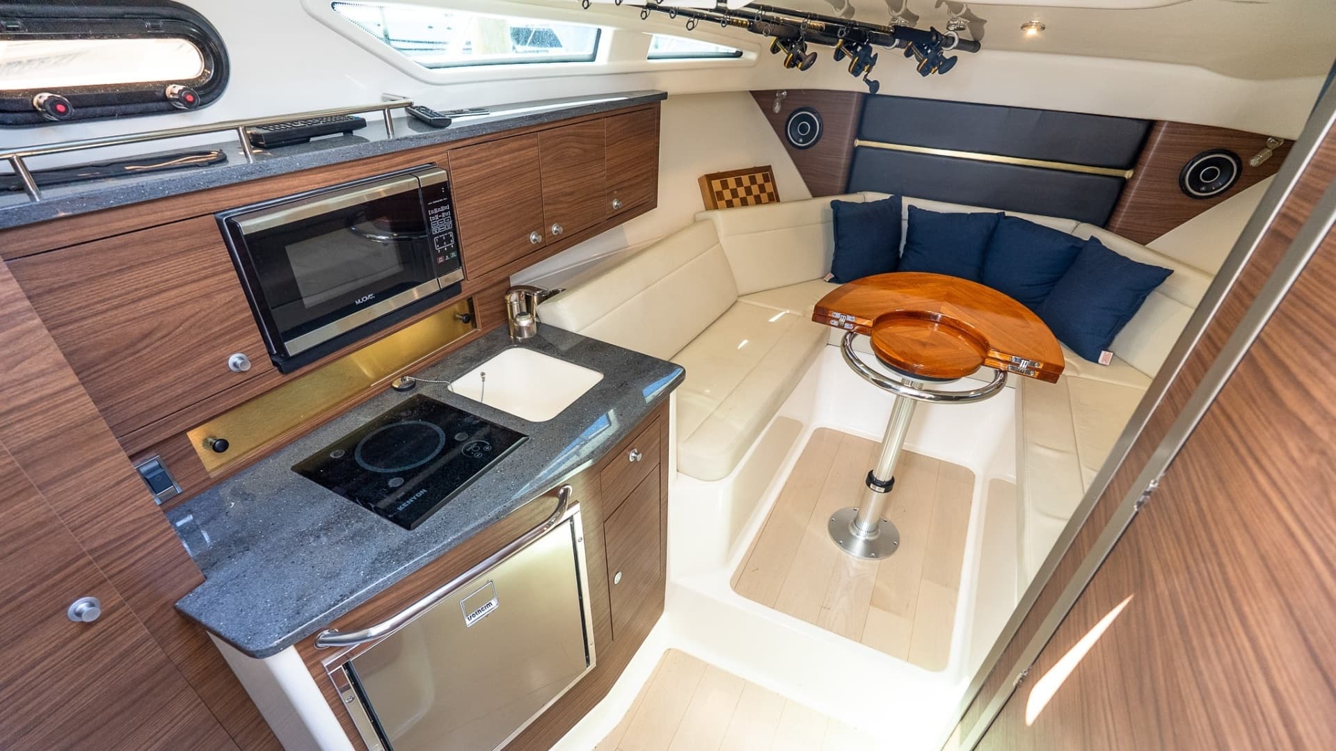 2020 Boston Whaler 325 Conquest - Image 44