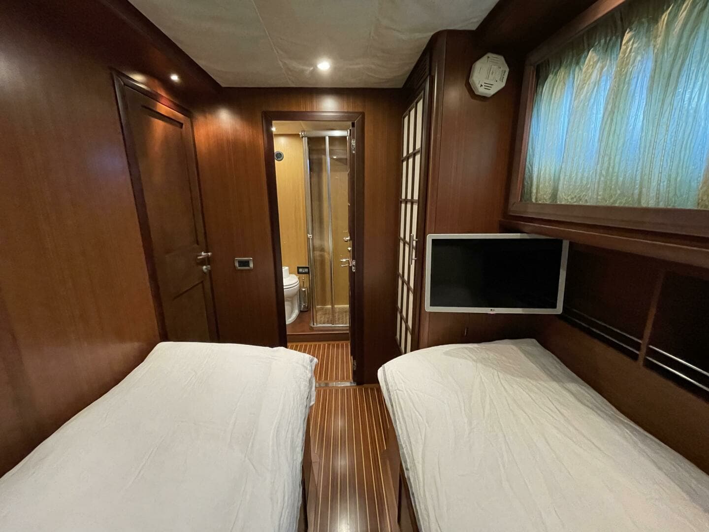2006 Mochi Craft 74' Dolphin - Image 13