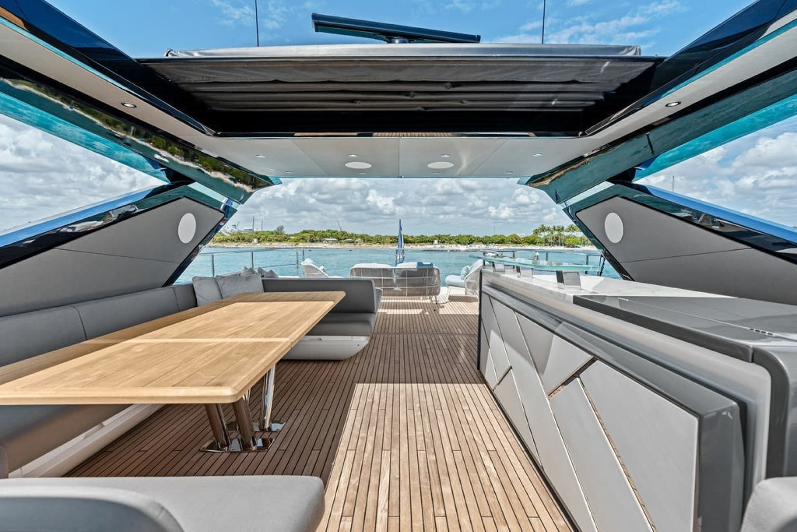 2026 Sunseeker 88 Yacht - Image 42