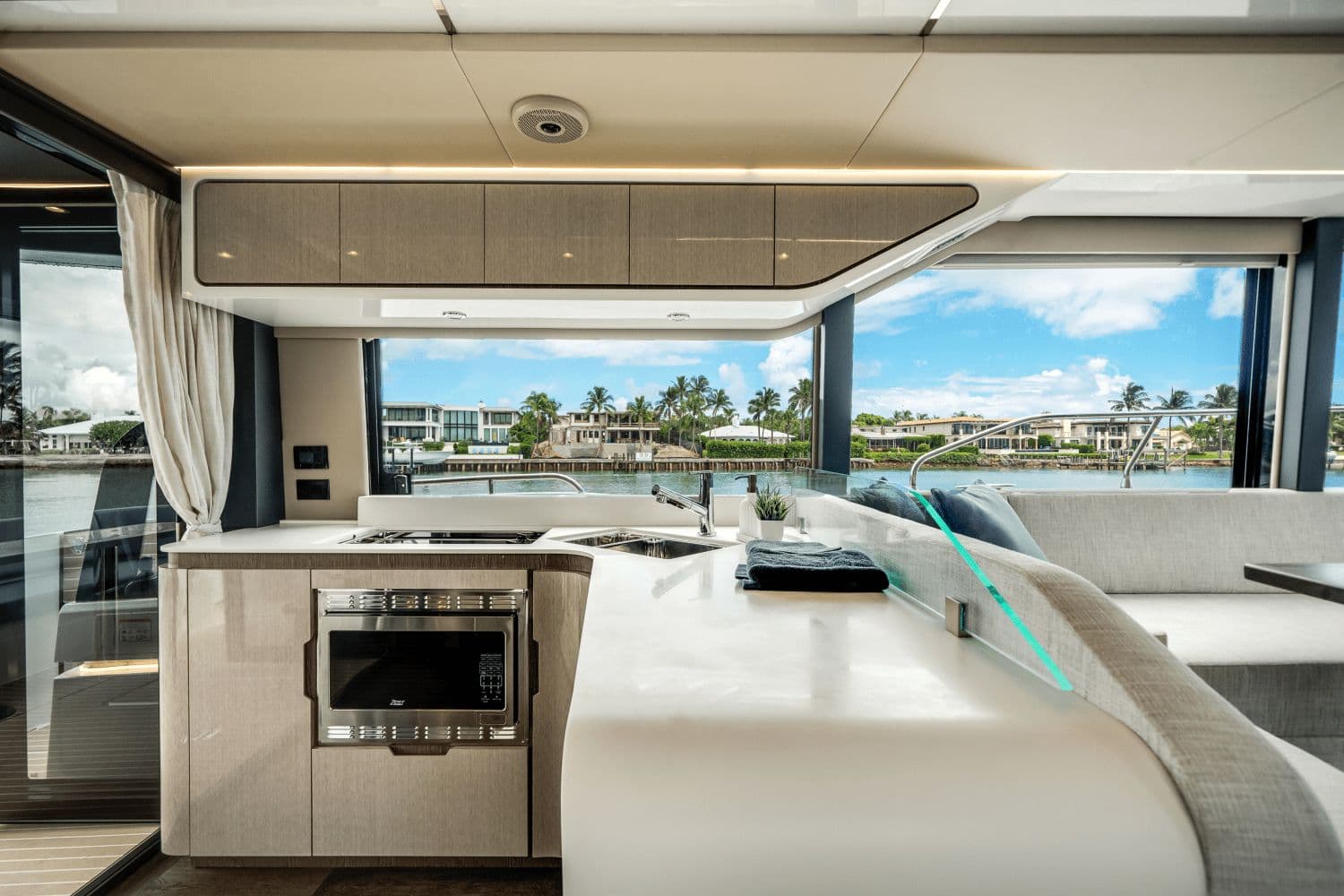 2026 Cruisers Yachts 57 Fly - 61