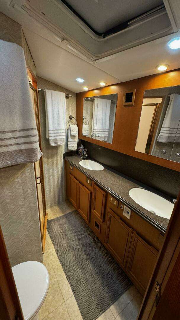 2002 Cavileer 48 Flybridge Sportfisherman - Image 16