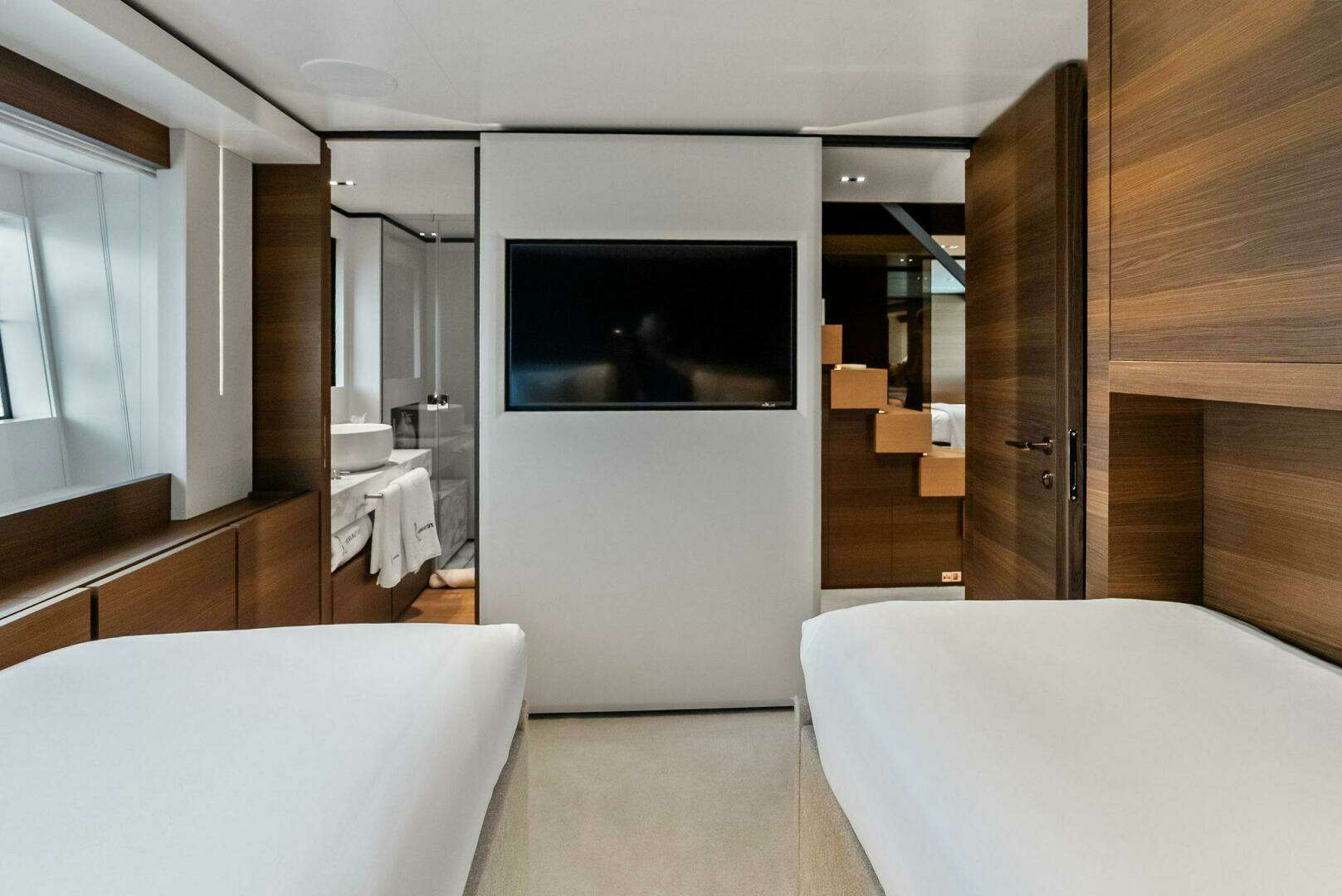 2023 Custom Line 33 Navetta - Image 94