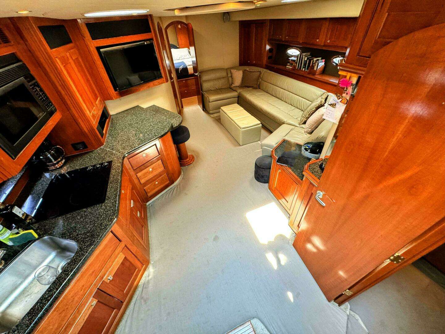 2005 Cruisers Yachts 540 Express - Image 4