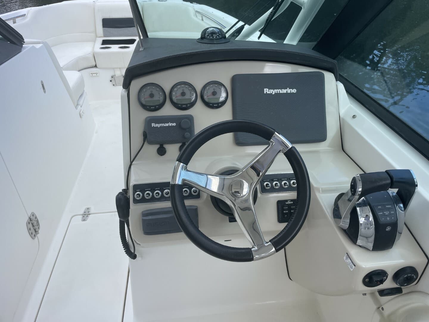 2016 Boston Whaler 270 Vantage - Image 50