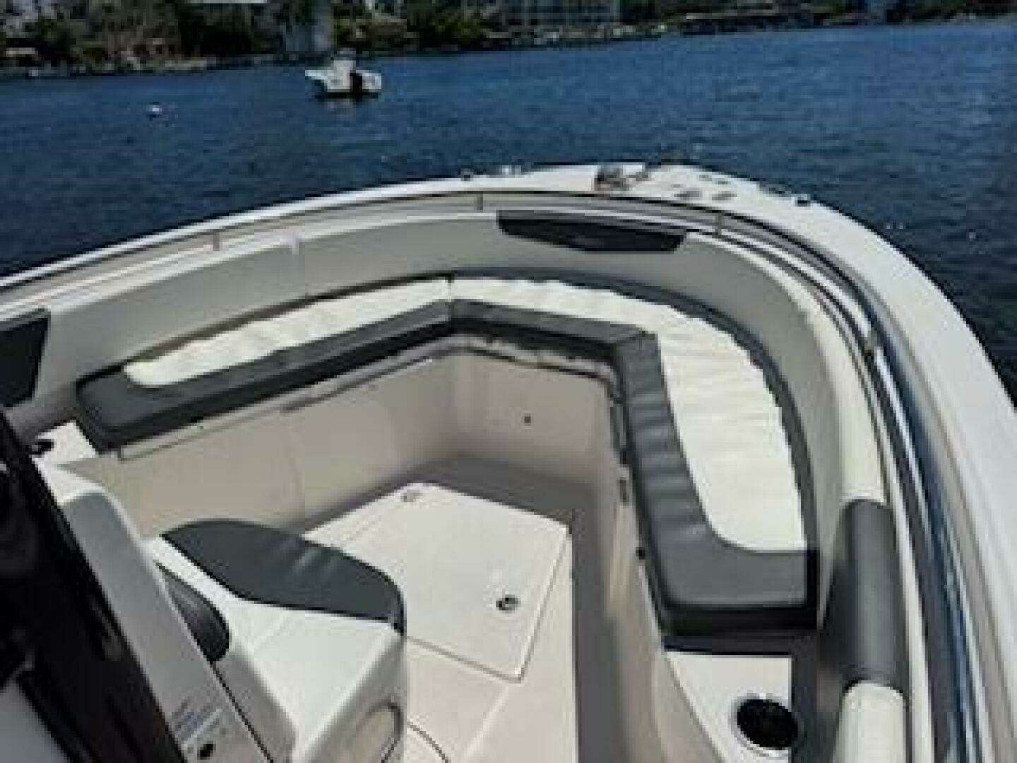 2022 Robalo R242 Center Console - Image 8
