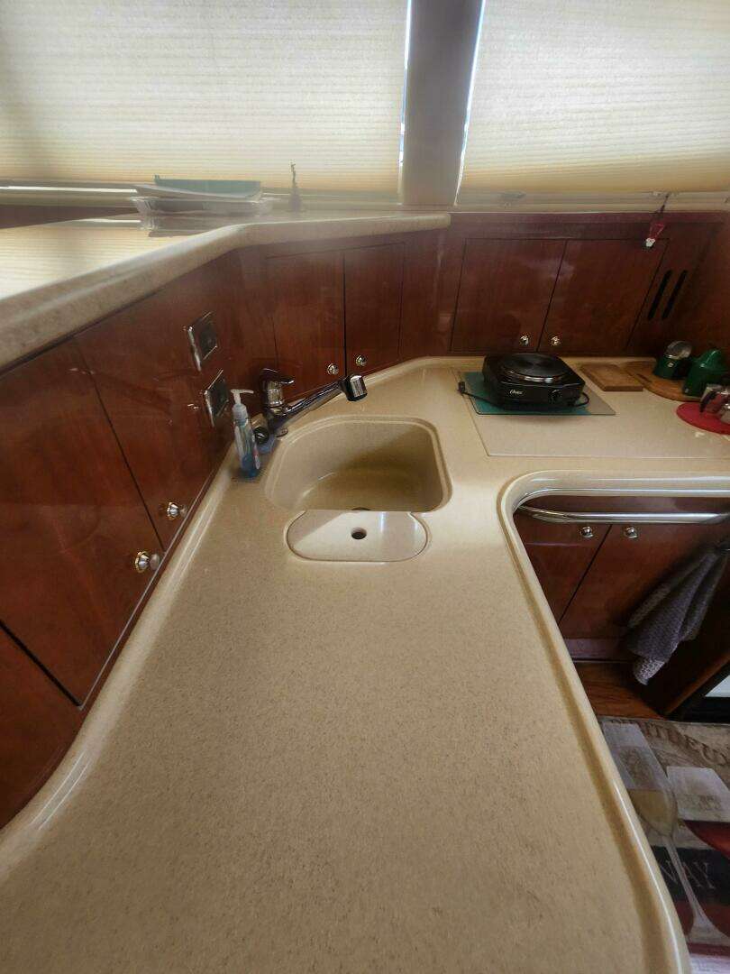 2003 Sea Ray 480 Motor Yacht - Image 12