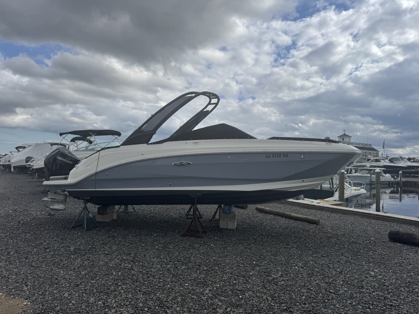 2024 Sea Ray SDX 250 Outboard - Image 6