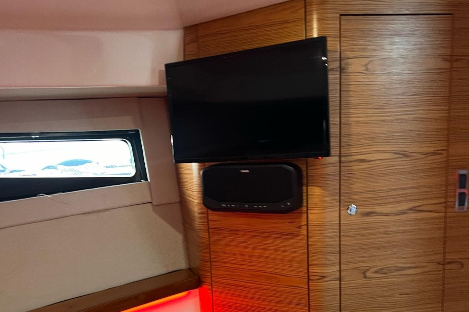 2022 Boston Whaler 405 Conquest - 25