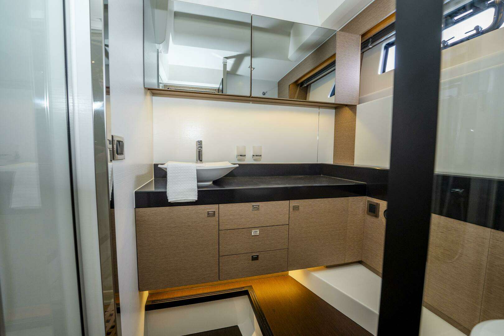 2018 Prestige 560 - Image 50
