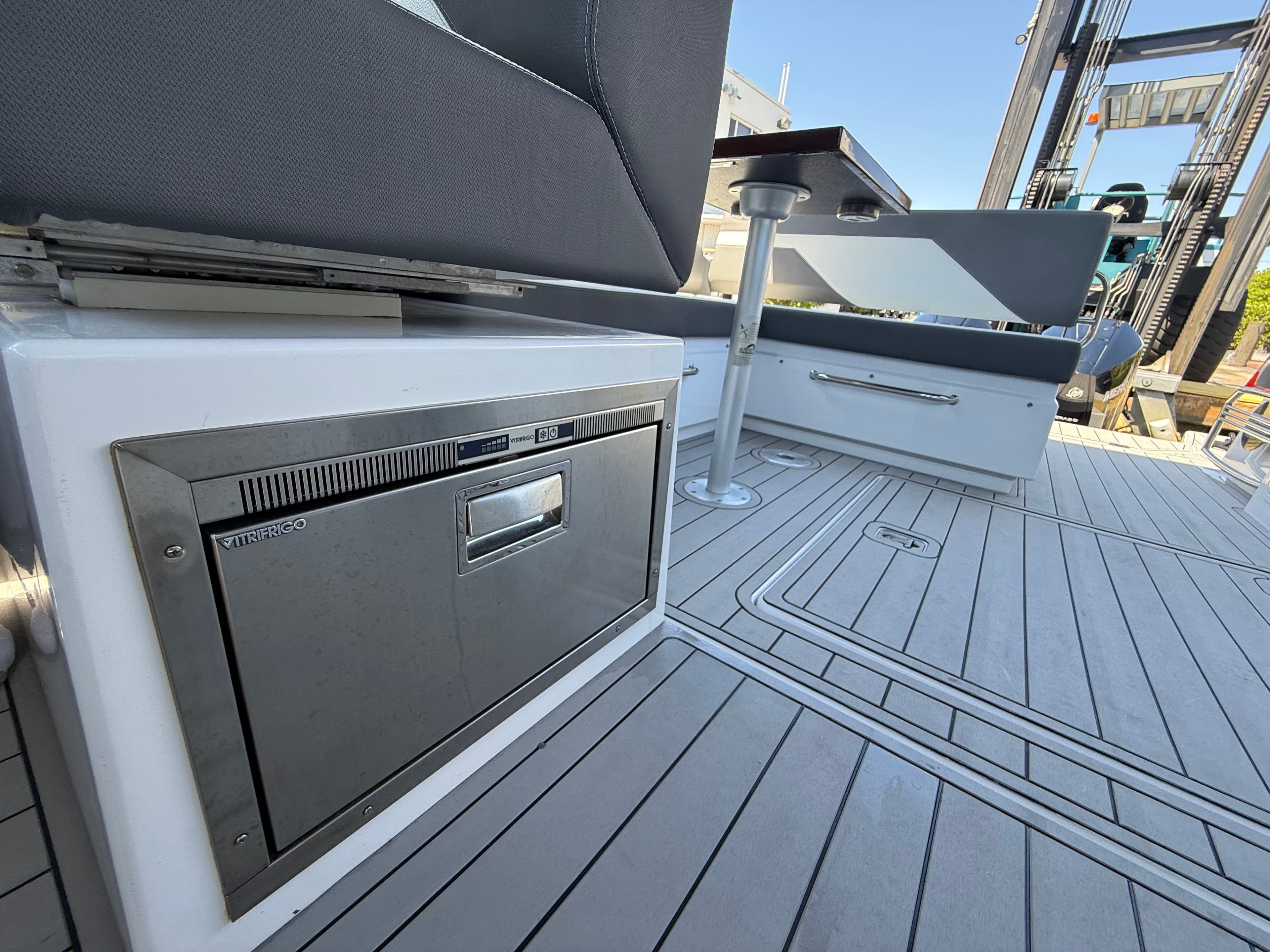 2022 Cruisers Yachts 34 GLS OB - 40