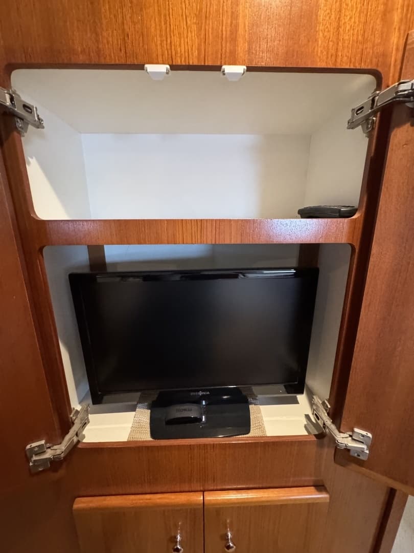 1999 Carver 406 Aft Cabin Motor Yacht - Image 52