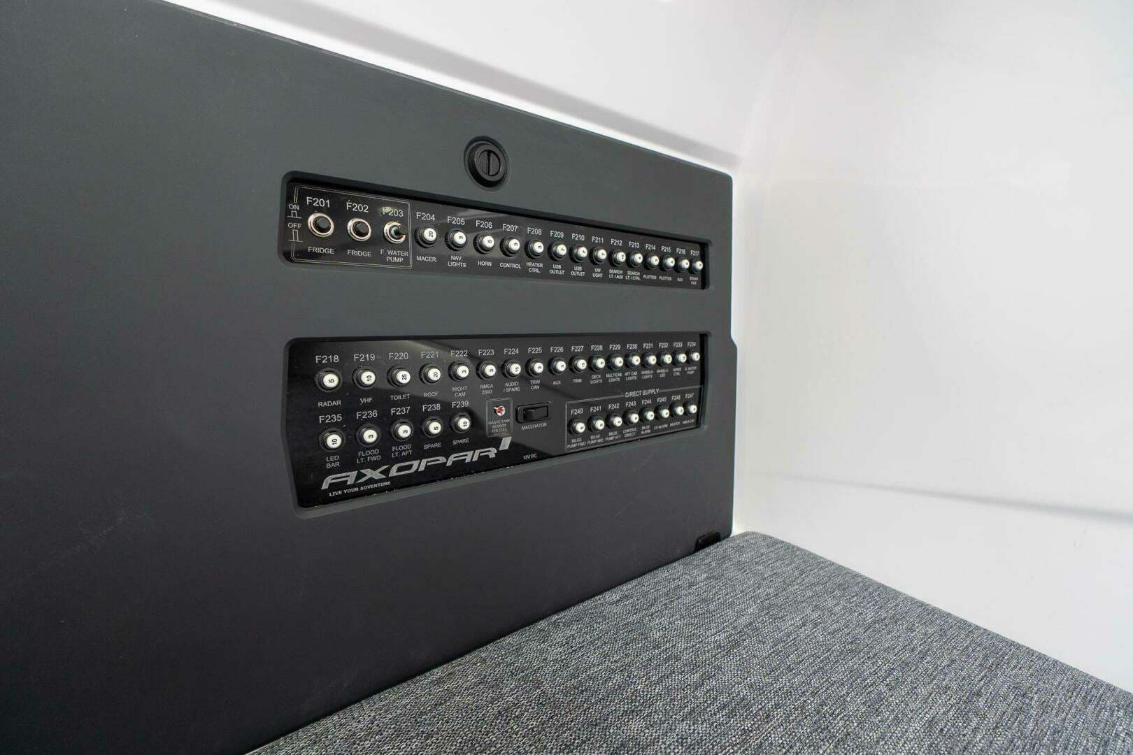 2026 Axopar Cross Cabin - Image 34