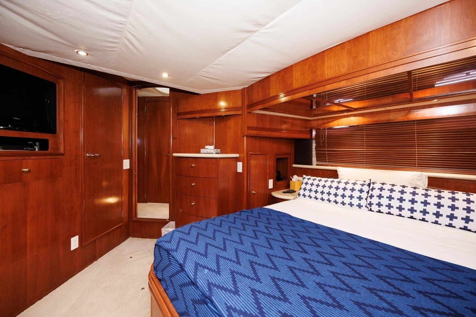 1999 Carver 530 Voyager - Image 16