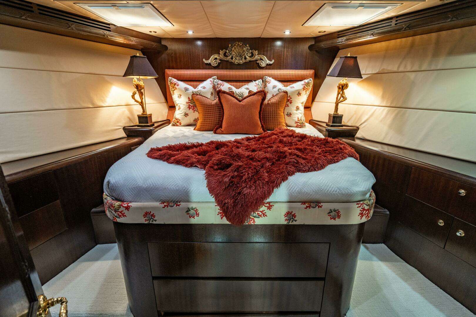 2001 Hatteras 100 Motor Yacht - Image 44