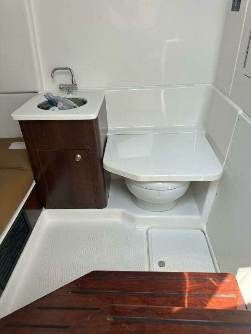 2023 Robalo R360 - Image 25