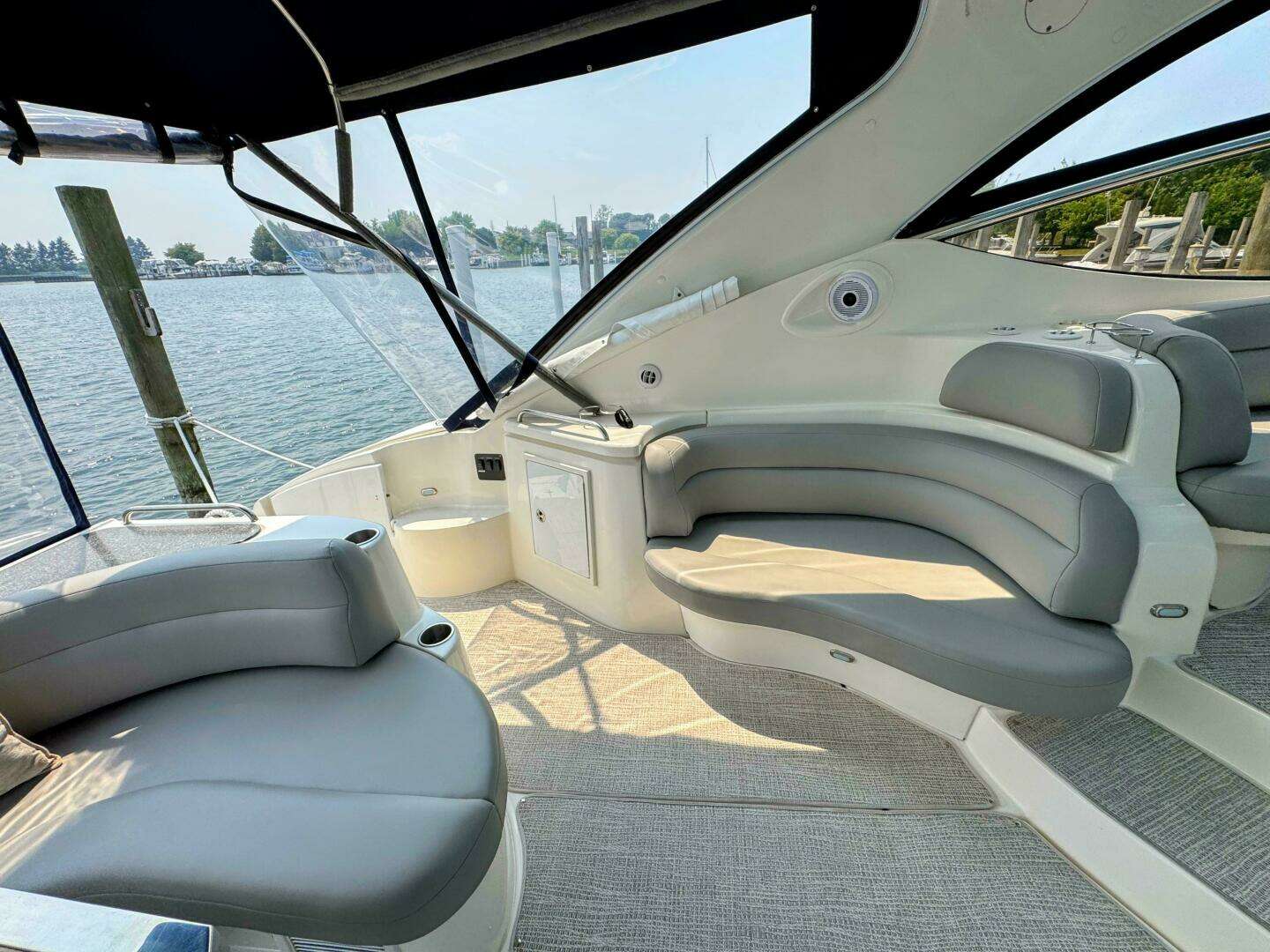 2005 Cruisers Yachts 540 Express - Image 26