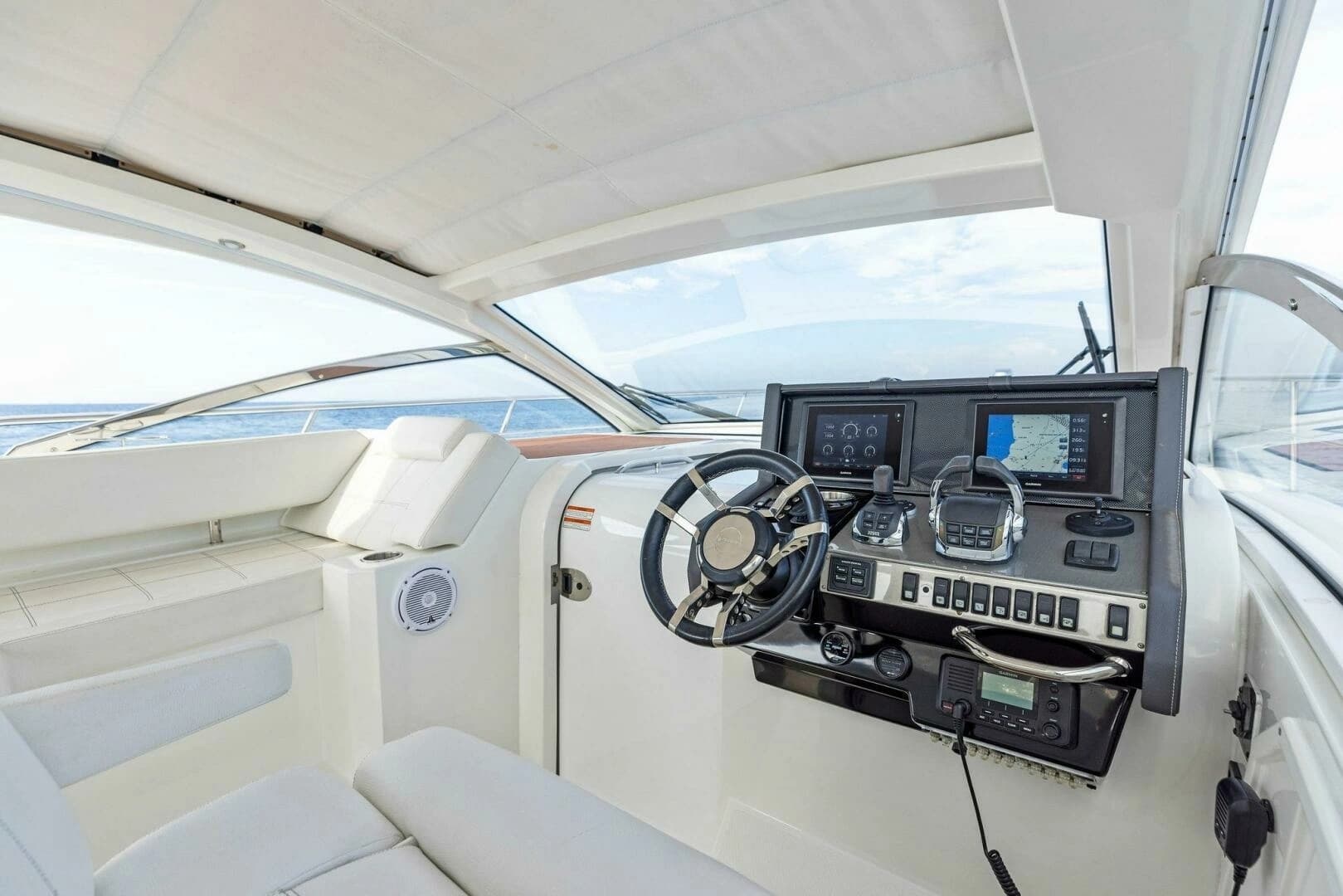 2015 Cruisers Yachts 390 Express Coupe - Image 24