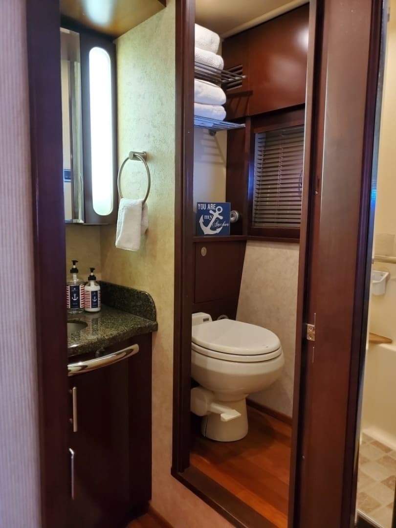 2006 Sea Ray 60 Sundancer - Image 11