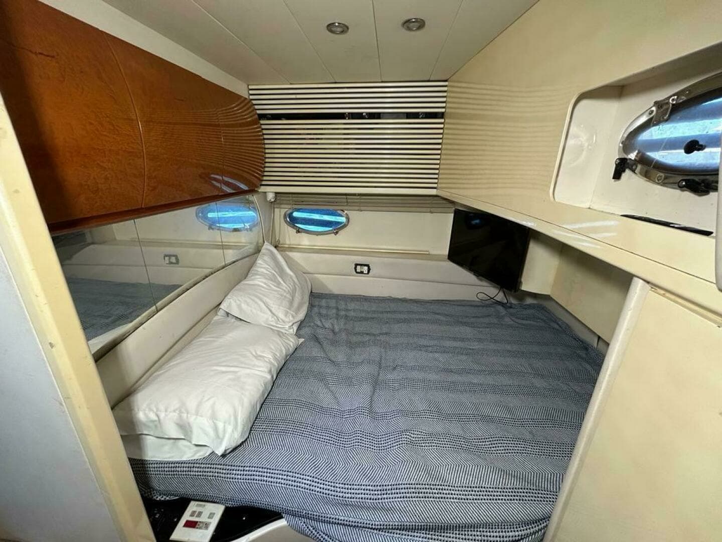 1999 Pershing 54 - Image 34