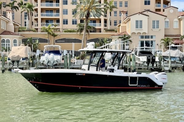 2021 Robalo R302 Center Console - Image 1
