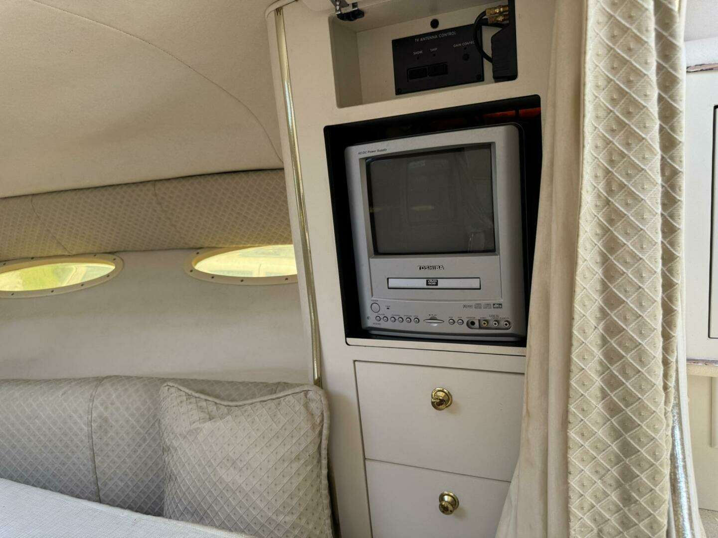 1998 Sea Ray 290 Sundancer - Image 32