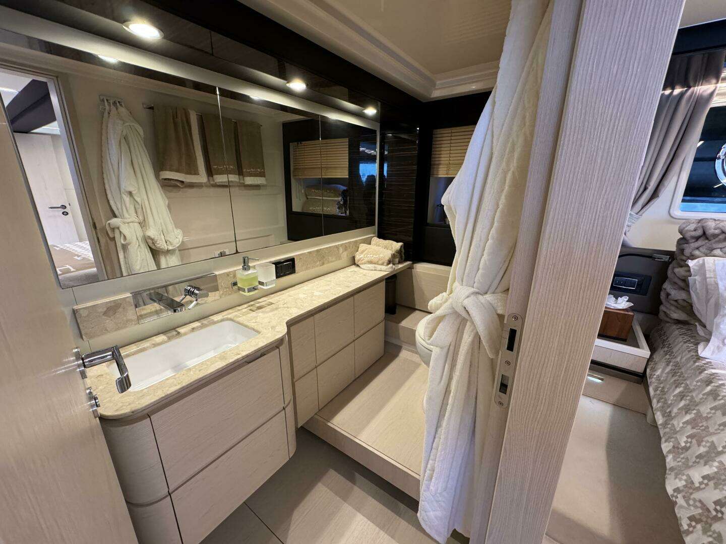 2018 Azimut 66 Flybridge - Image 48