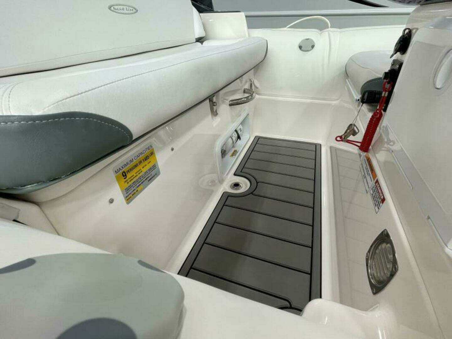 2025 Zodiac Yachtline 490 Deluxe NEO - Image 7