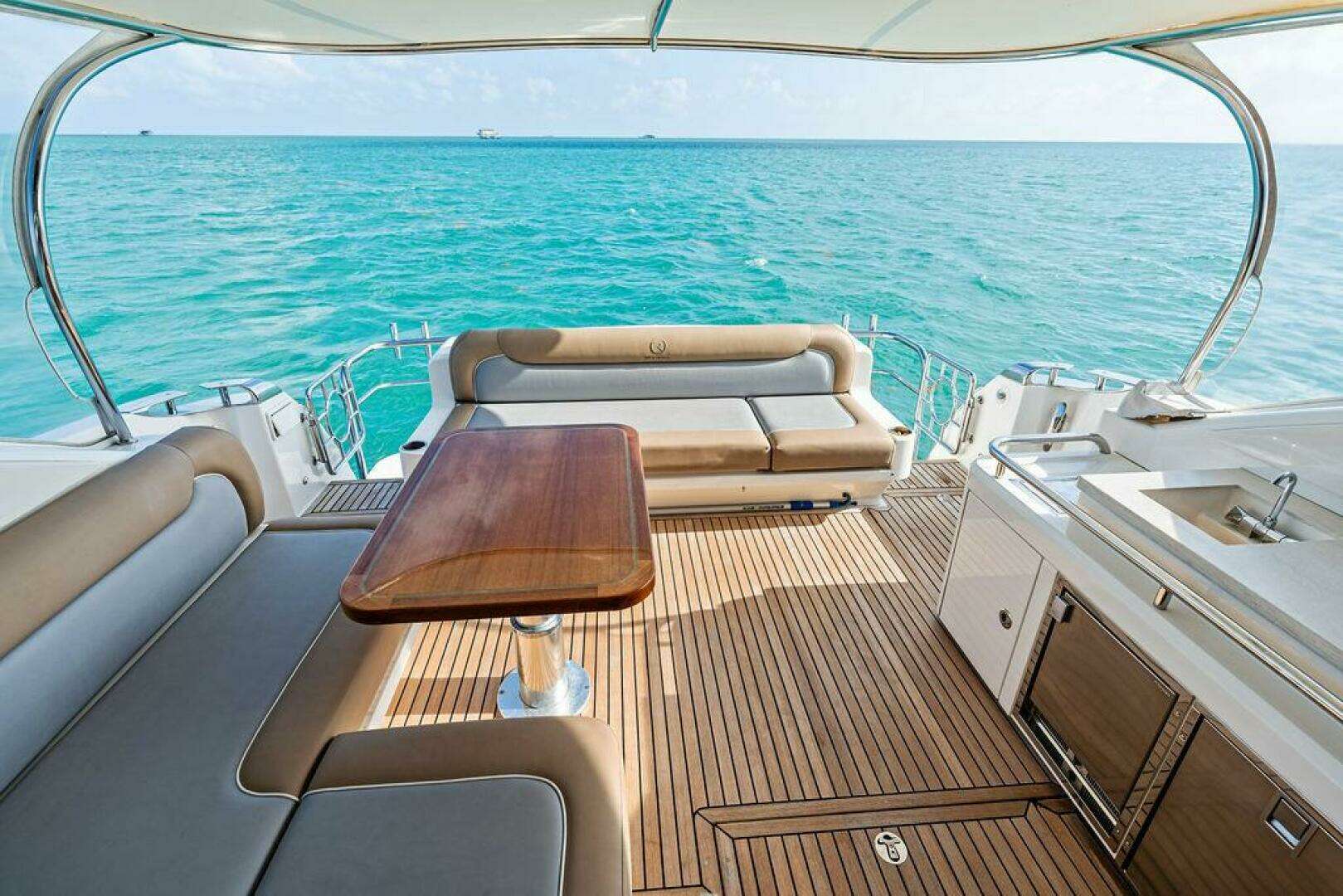 2018 Riviera 4800 Sport Yacht - Image 10