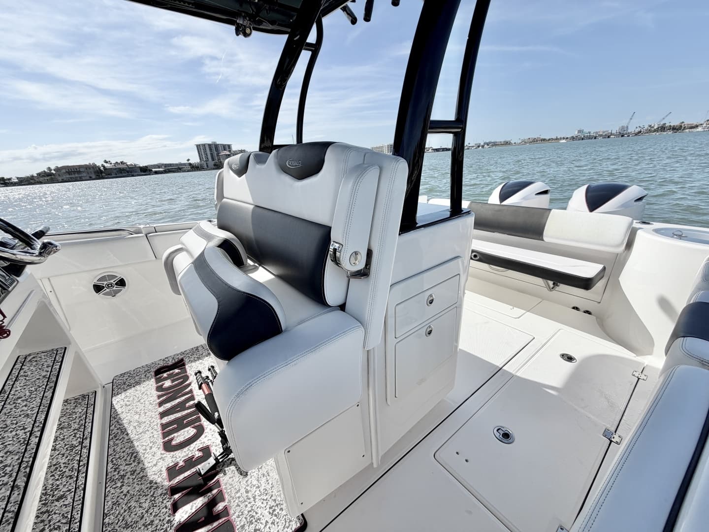 2021 Robalo R302 Center Console - Image 14