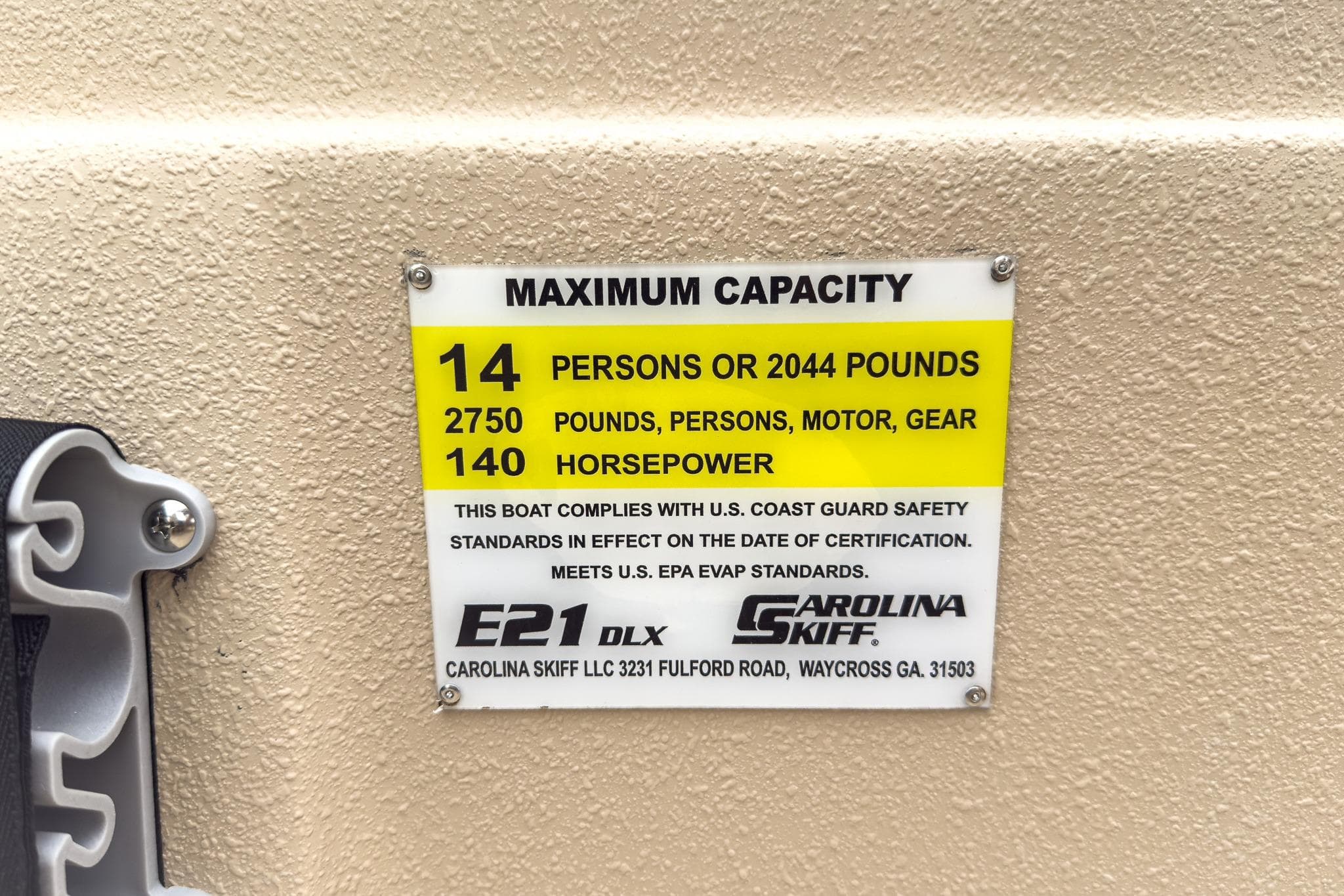 2026 Carolina Skiff E21 DLX CC capacity plate: 14 persons, 2044 lbs, 140 horsepower.