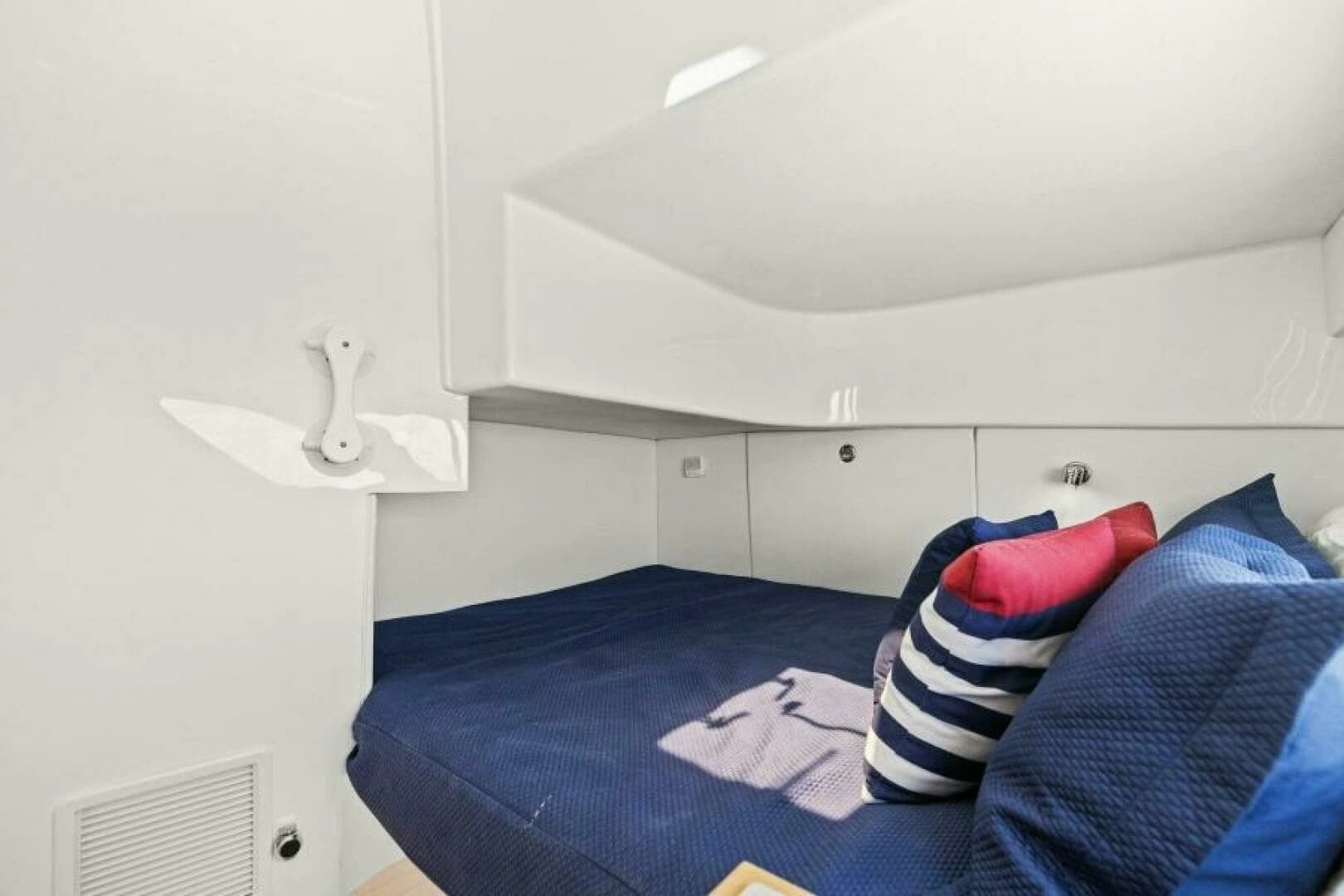 2019 Intrepid 475 Sport Yacht - Image 31