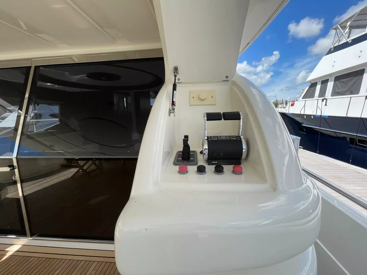 2001 Ferretti Yachts 680 - Image 11