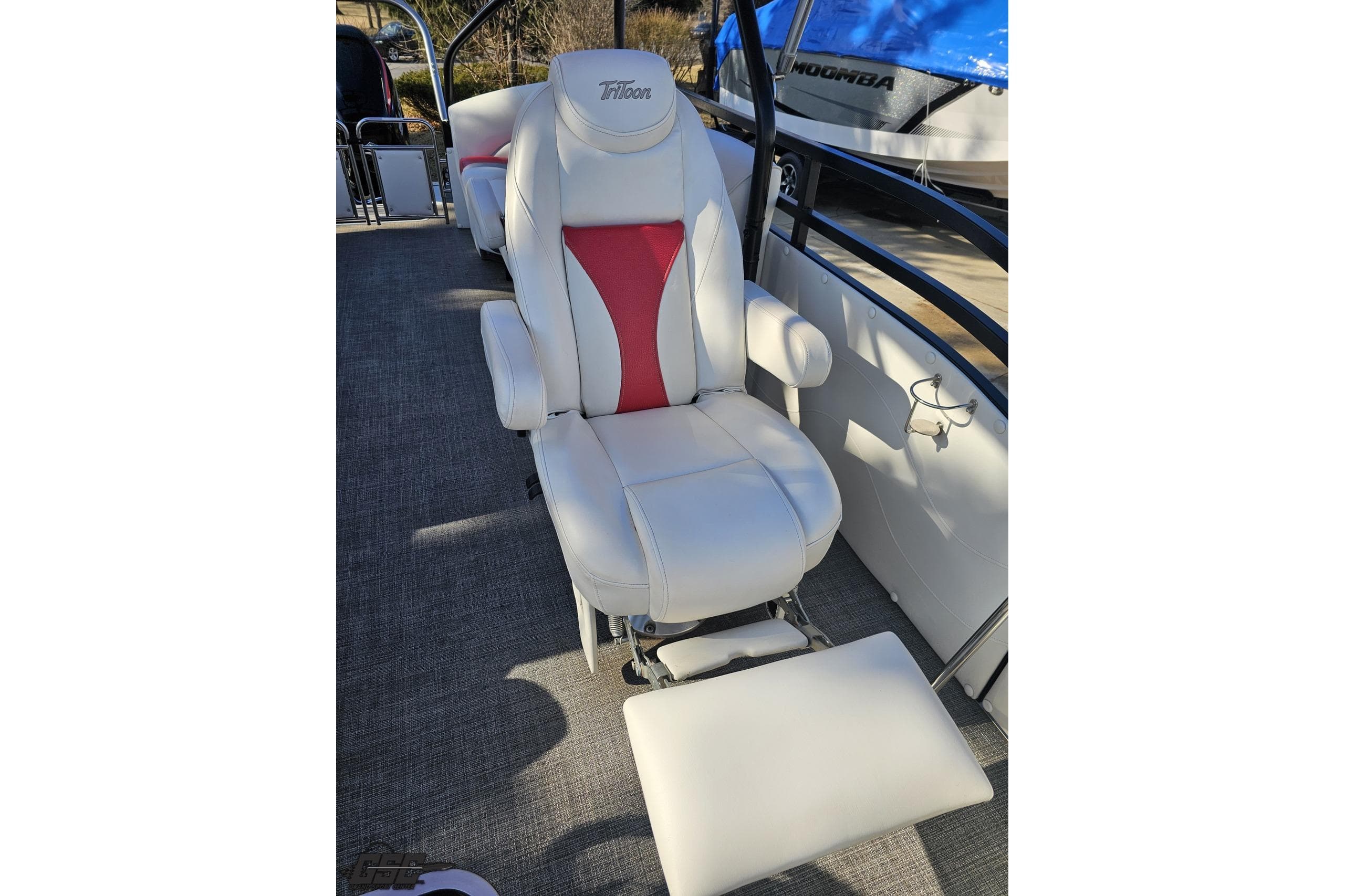 Luxurious seating on 2019 JC Tritoon Neptoon 25 Sport SL boat.