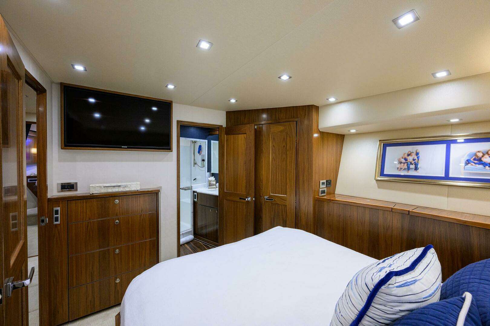 2020 Viking 92 Enclosed Bridge - Image 28
