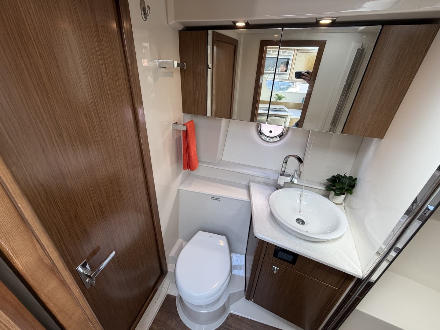 2016 Cruisers Yachts 41 Cantius - Image 30