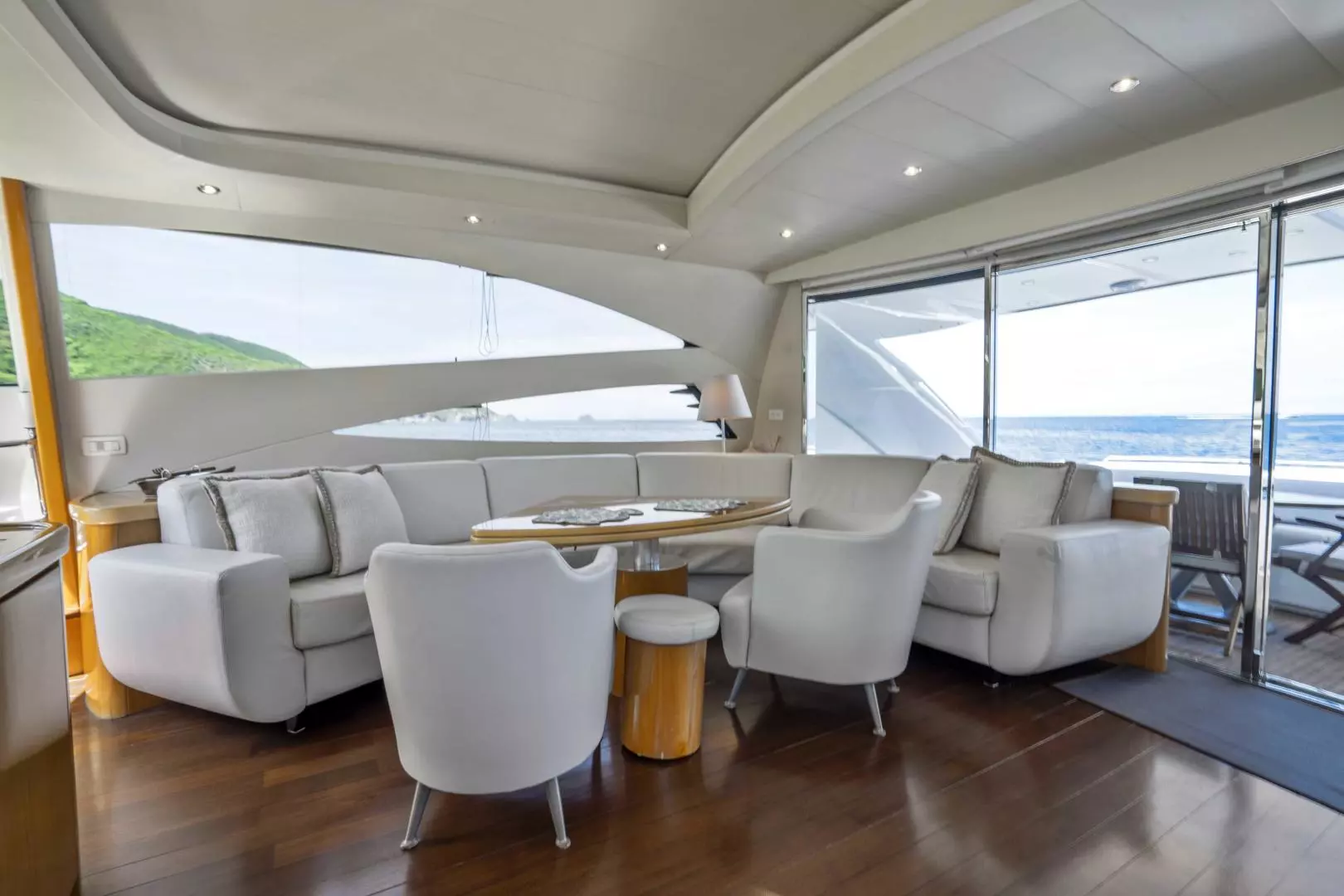 2005 Pershing 76 Motor Yacht - Image 4