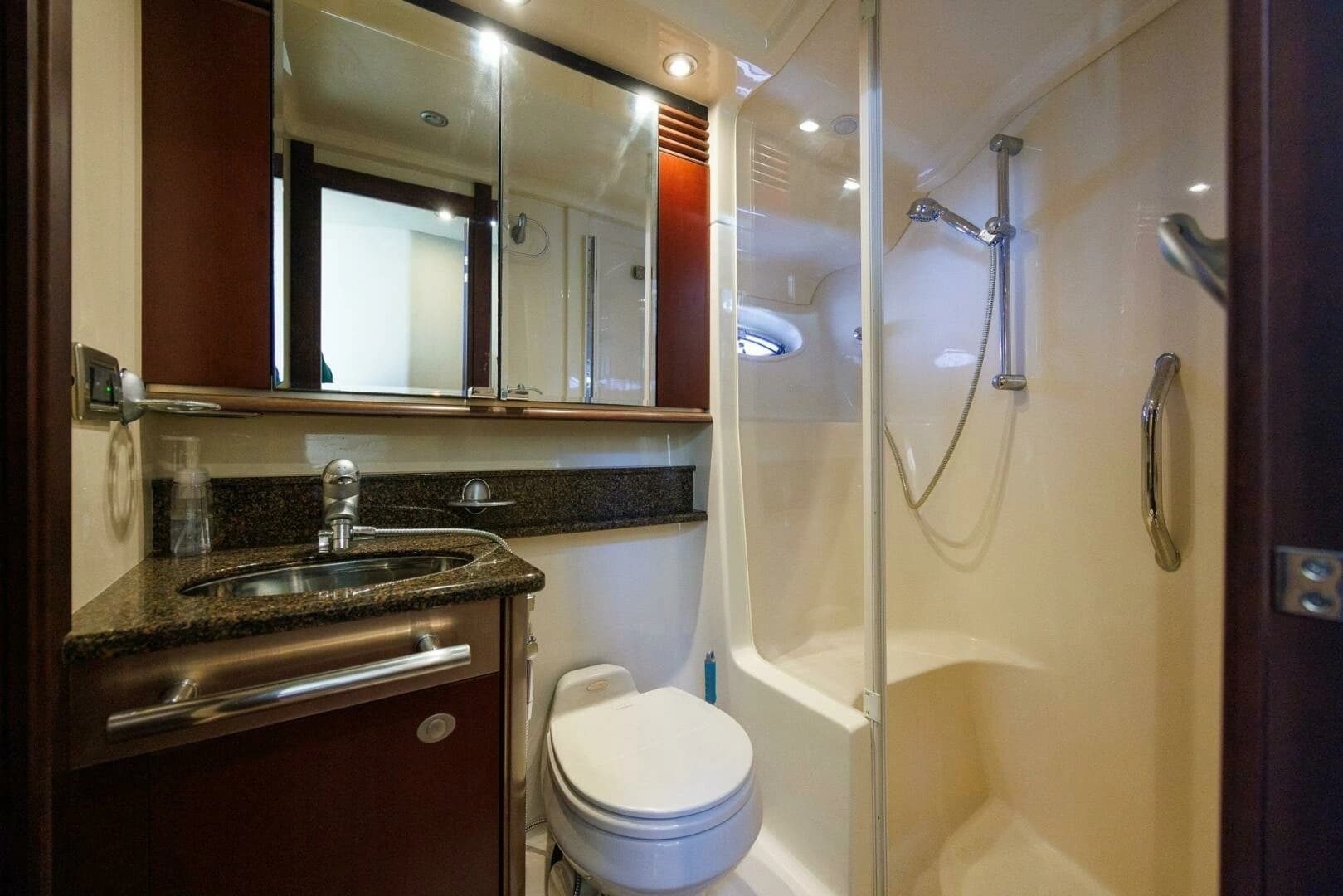 2006 Sea Ray 52 Sedan Bridge - Image 18