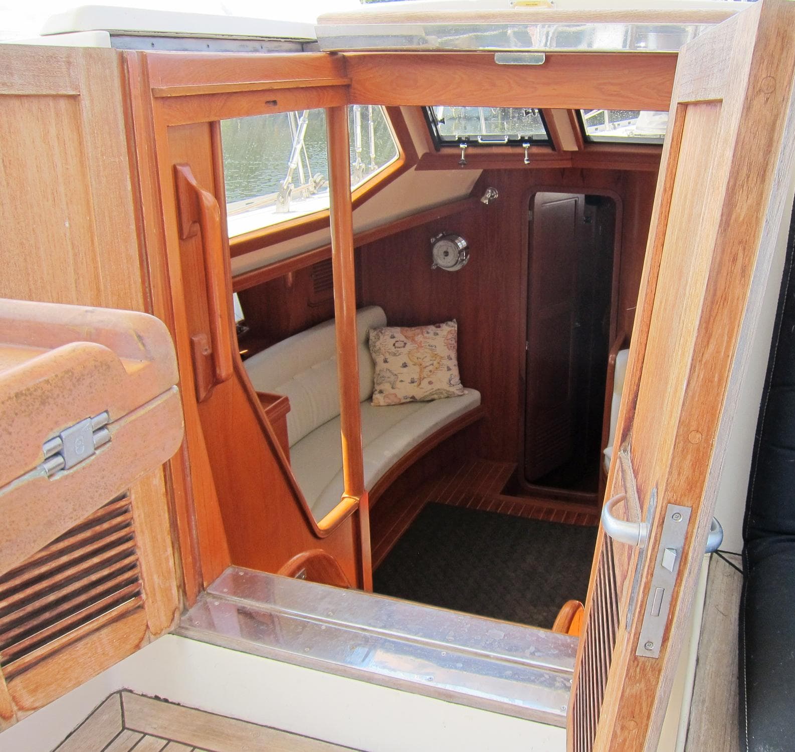 Cockpit companionway