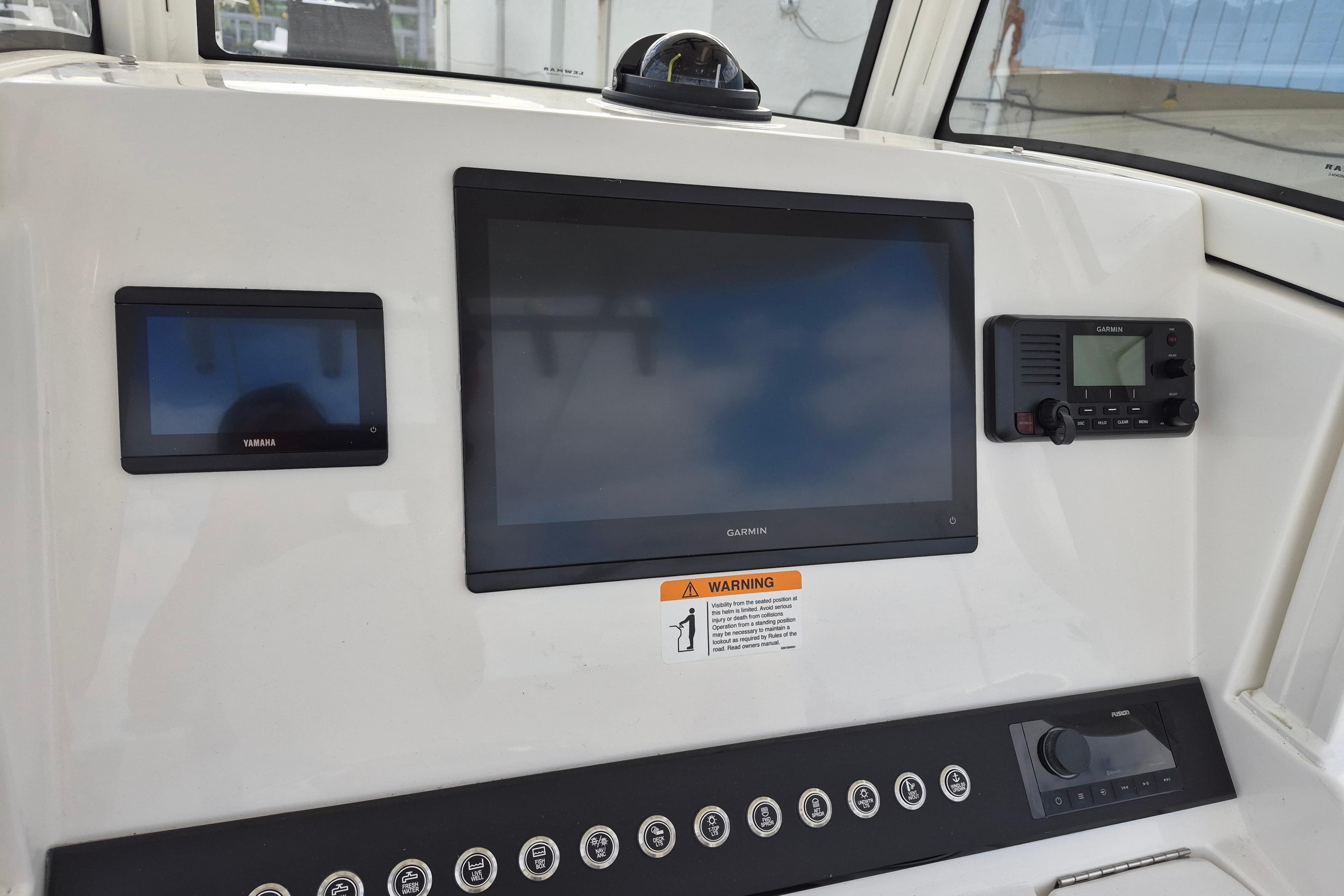 2026 Regulator 25 boat dashboard with Garmin and Yamaha displays.