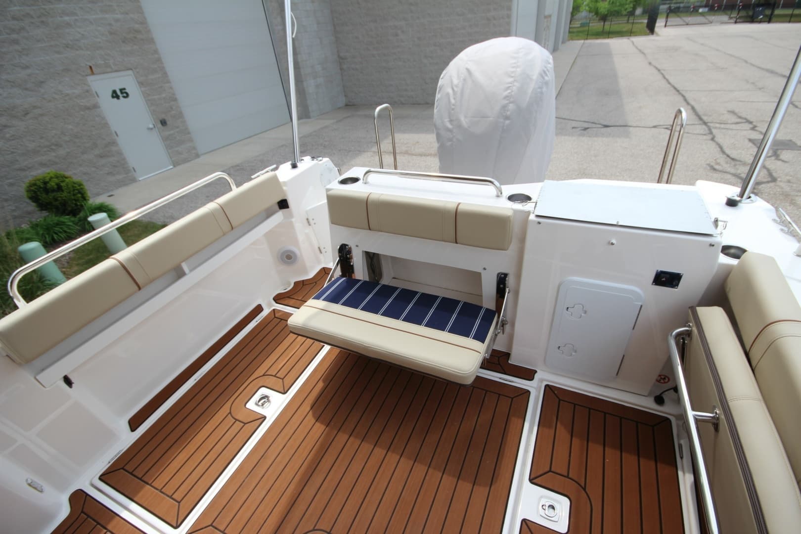 2025 Ranger Tugs R-25 w/Custom Trailer - Image 7